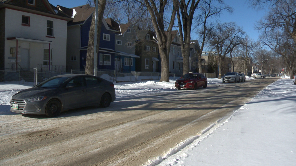 Winnipeg looking at raising prices for residential parking permits [Video]