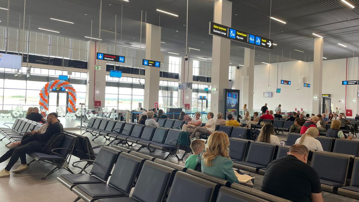 The primary passengers who handed by way of the brand new terminal of Oradea Airport acquired items [Video]