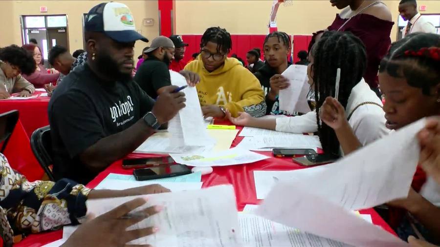 Baton Rouge teens get summer jobs in mayors program [Video]