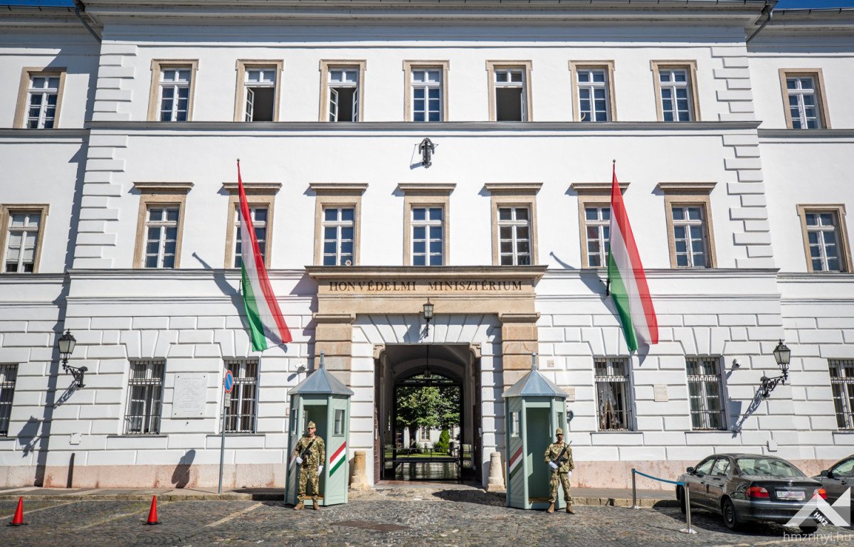 New tradition starts: new guard of honour at Buda Castle – Video, photos