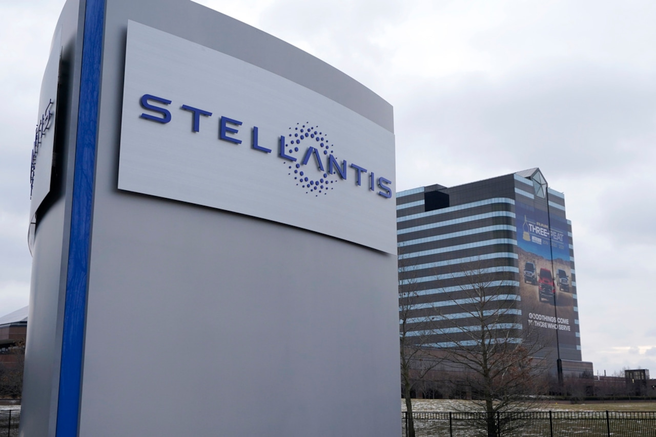 Stellantis recalling nearly 1.2 million vehicles to fix software glitch that disables rear camera [Video]