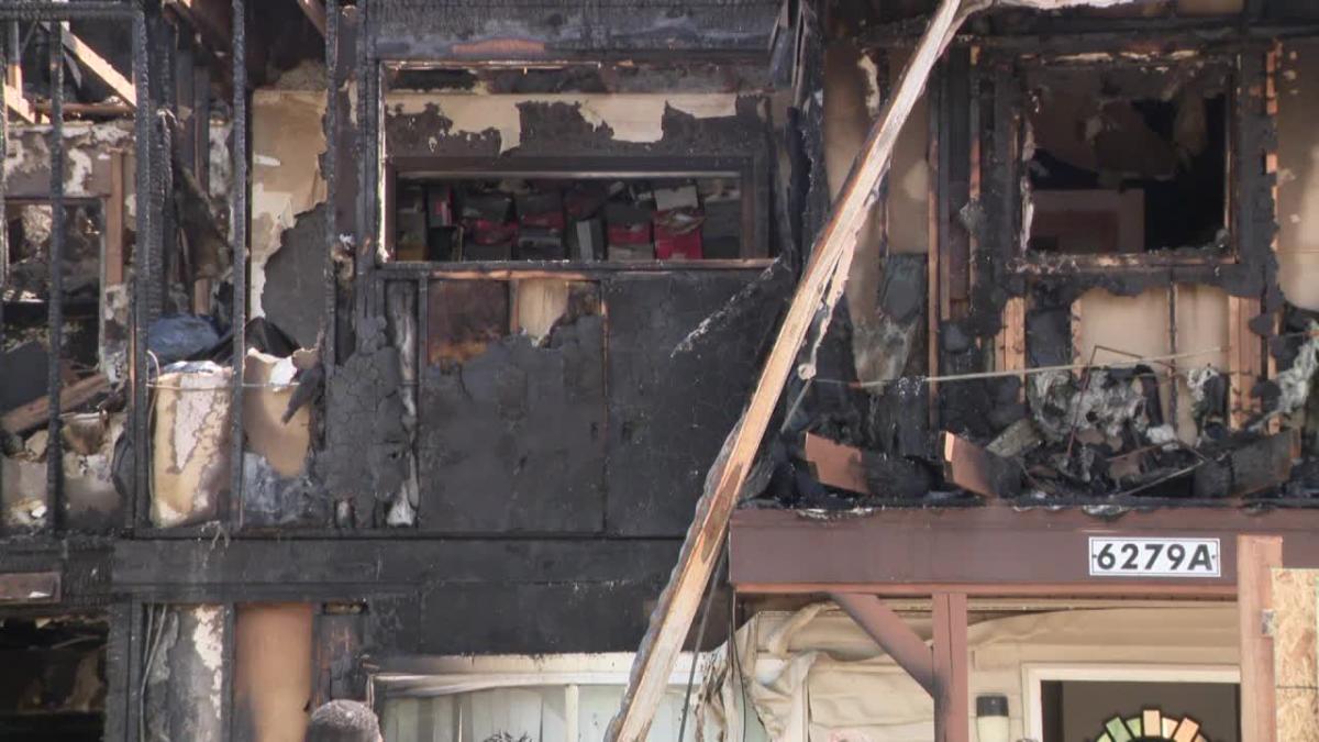 Milwaukee apartment fire; residents salvage what they can from homes [Video]