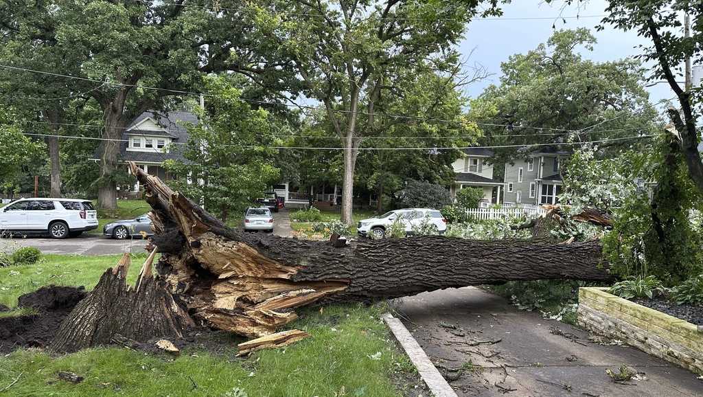 Dam fails in Illinois after heavy rain, tornadoes hit the Midwest [Video]