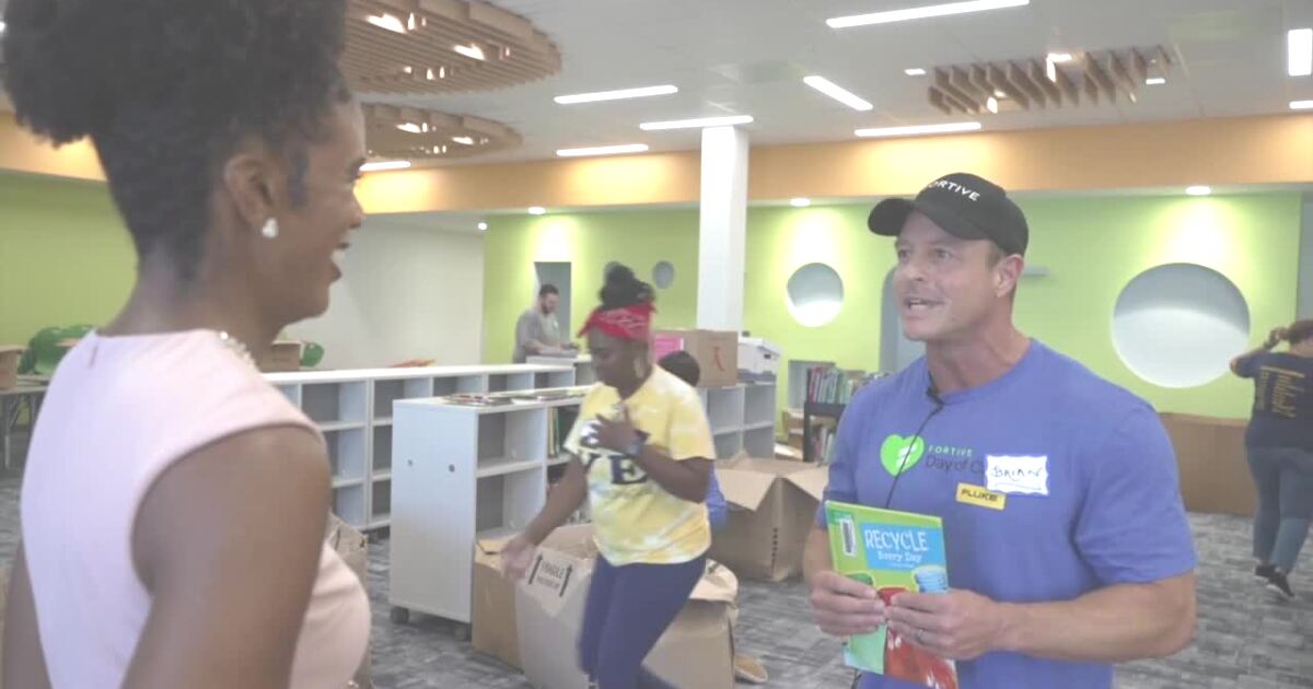 GET READY: Volunteers roll up sleeves to prep new Ft Myers school for first day [Video]