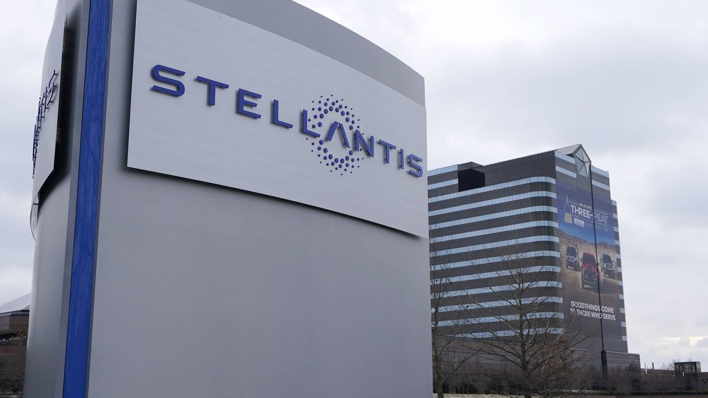 Stellantis tells owners of over 24,000 hybrid minivans to park outdoors due to battery fire risk  WHIO TV 7 and WHIO Radio [Video]