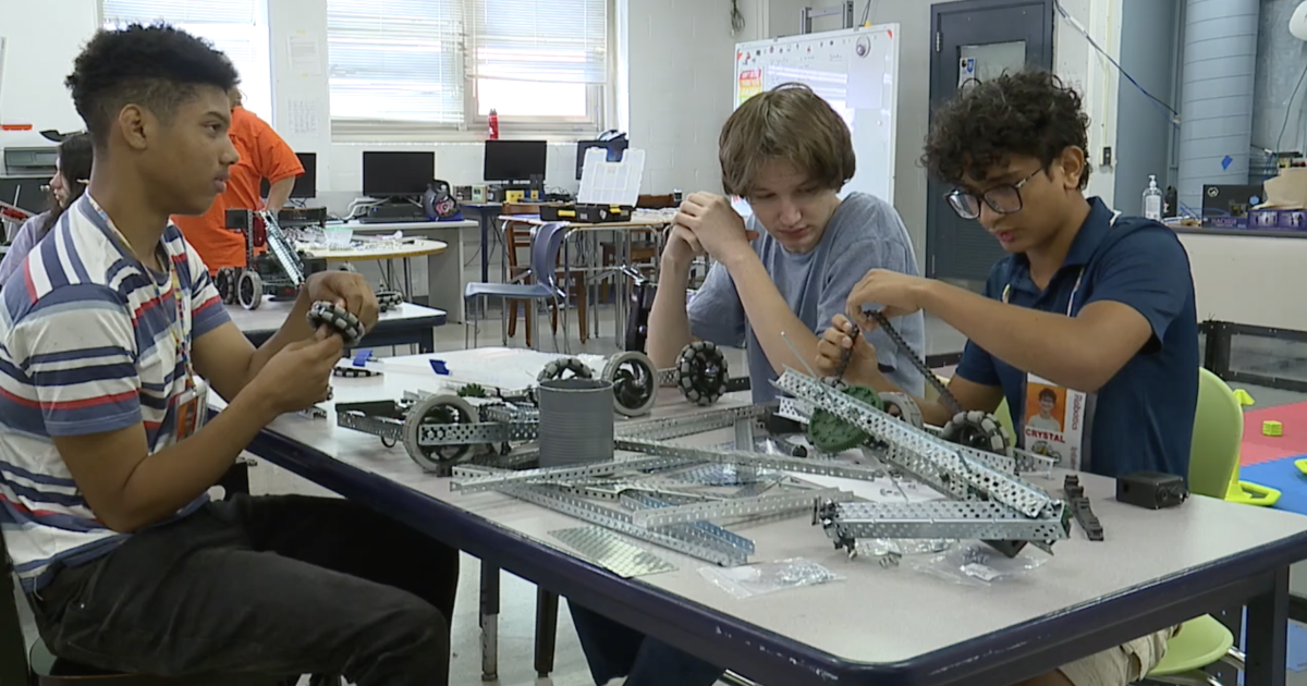 Students build robots at MERVO [Video]