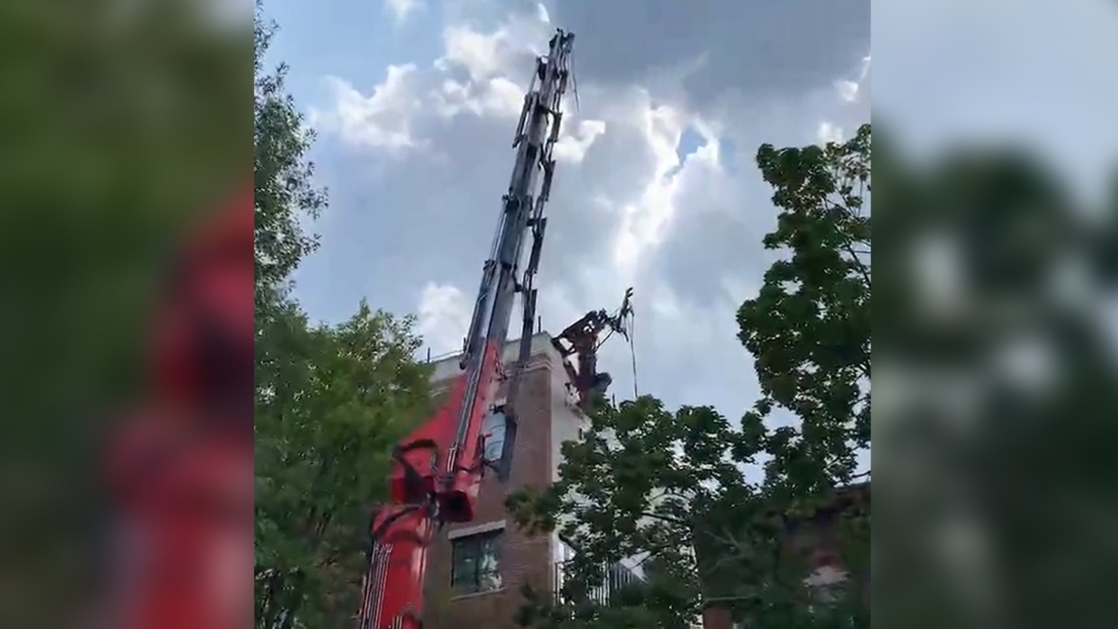 Brooklyn crane boom falls onto roof of apartment building in Borough Park [Video]