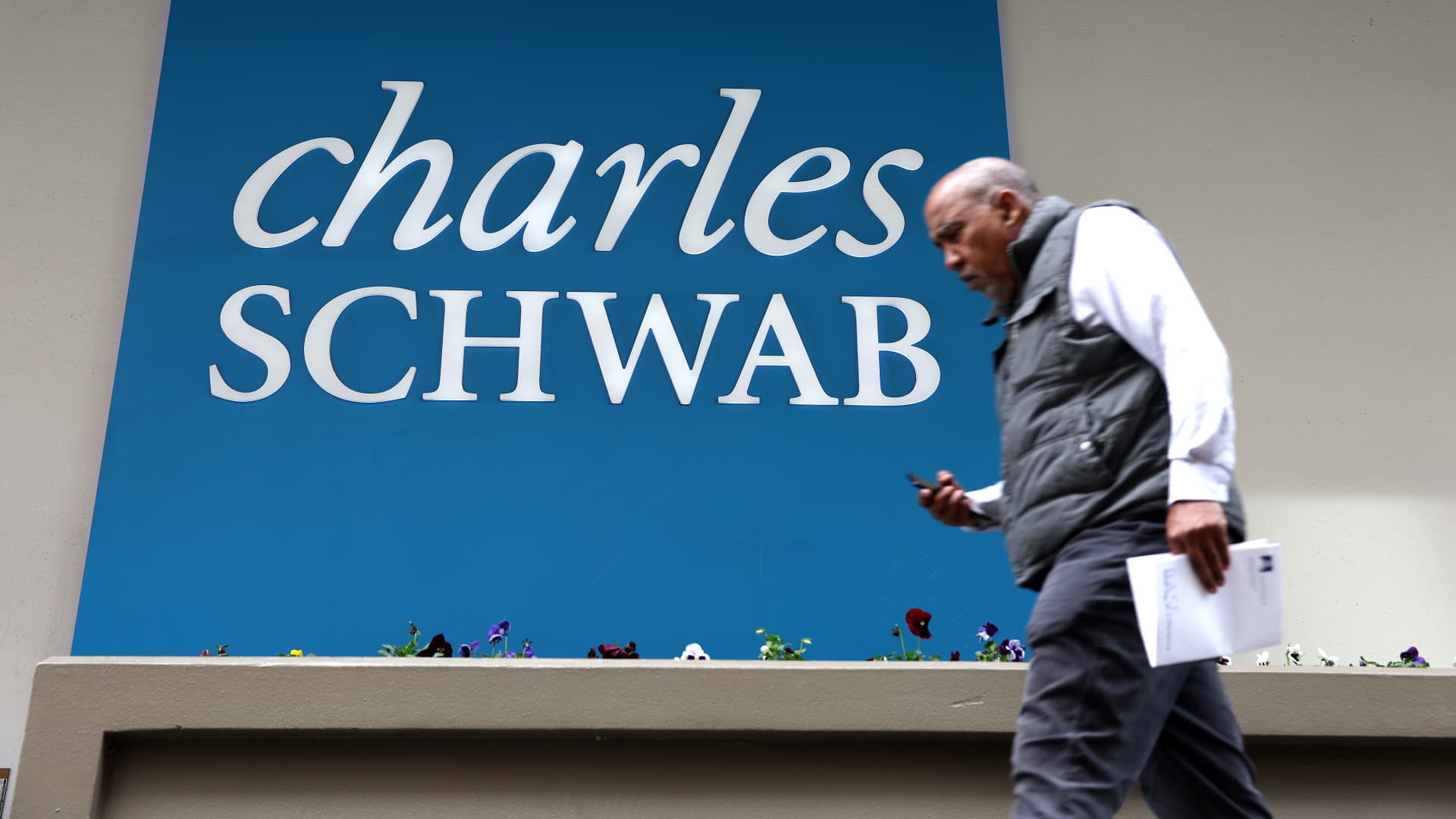 Charles Schwab says it has technical issue during stock market sell-off [Video]