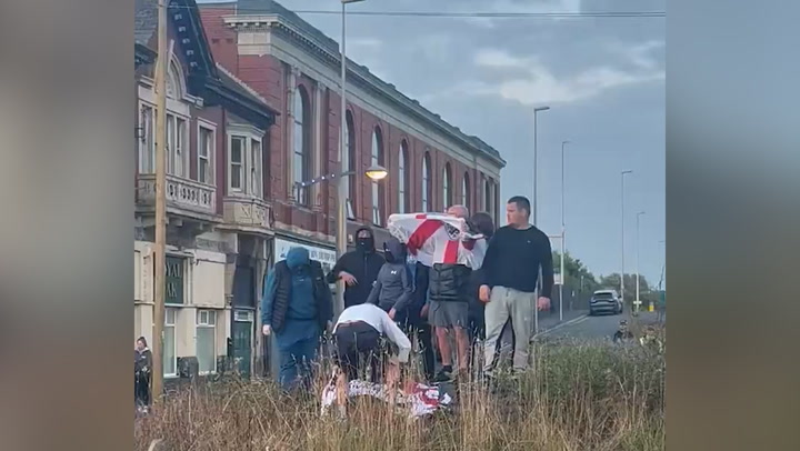 Far-right rioters occupy roundabout surrounded by counter-protesters | News [Video]