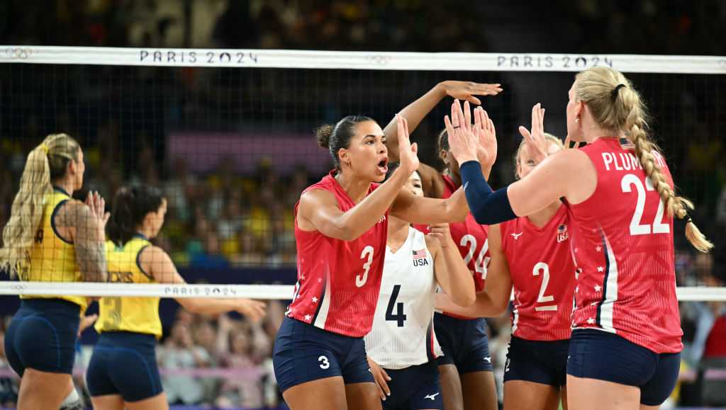 US rallies to beat Brazil in womens volleyball, will play for Olympic gold [Video]