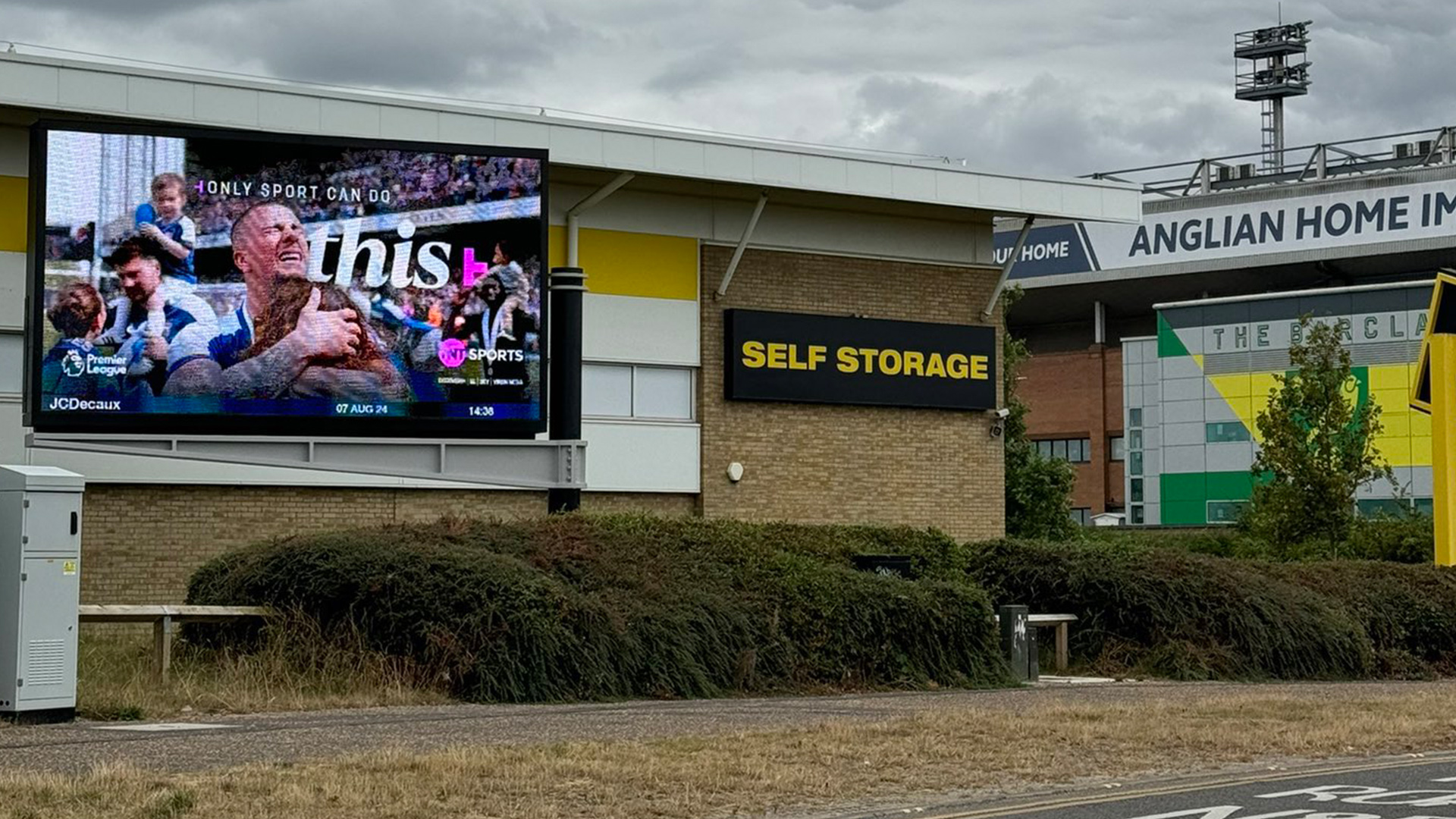 Fans gasp TNT Sports are ‘playing with dynamite’ with risky Premier League advert outside of football stadium [Video]