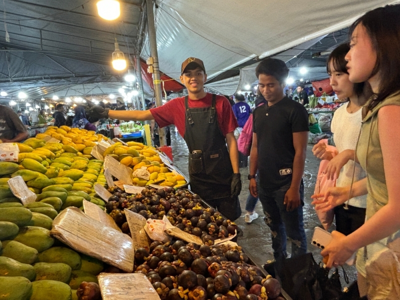 Annyeong! Kota Kinabalus night market traders show off language skills to impress tourists (Video)