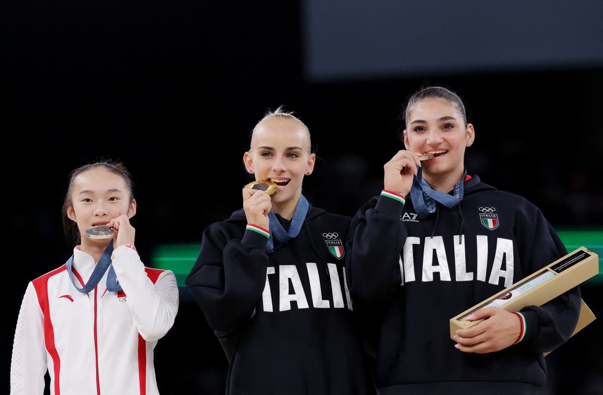 Chinese Olympic medallist returns from Paris to wait tables at family restaurant [Video]