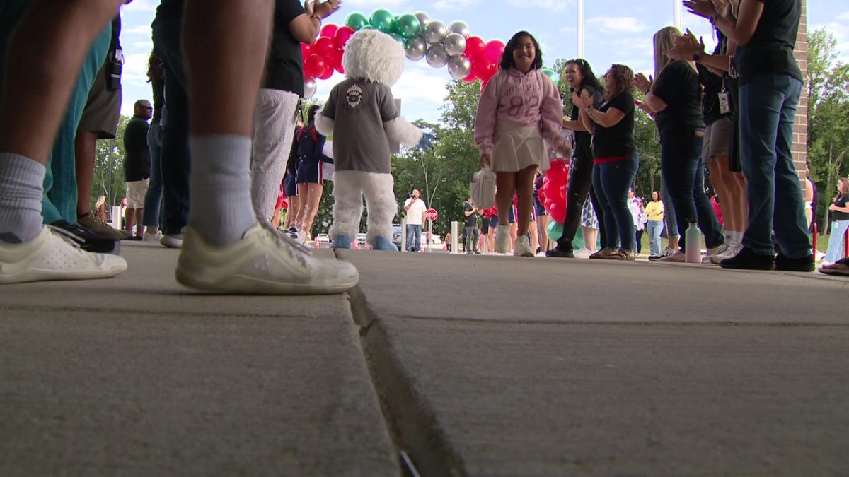 Yeti footprints found as Loudoun County Public Schools head back to class [Video]