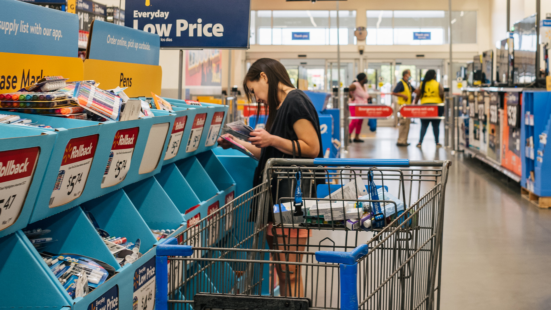 ‘Just walked out,’ rages Walmart shopper who left abandoned cart after cashier’s ‘impulsive’ checkout decision [Video]