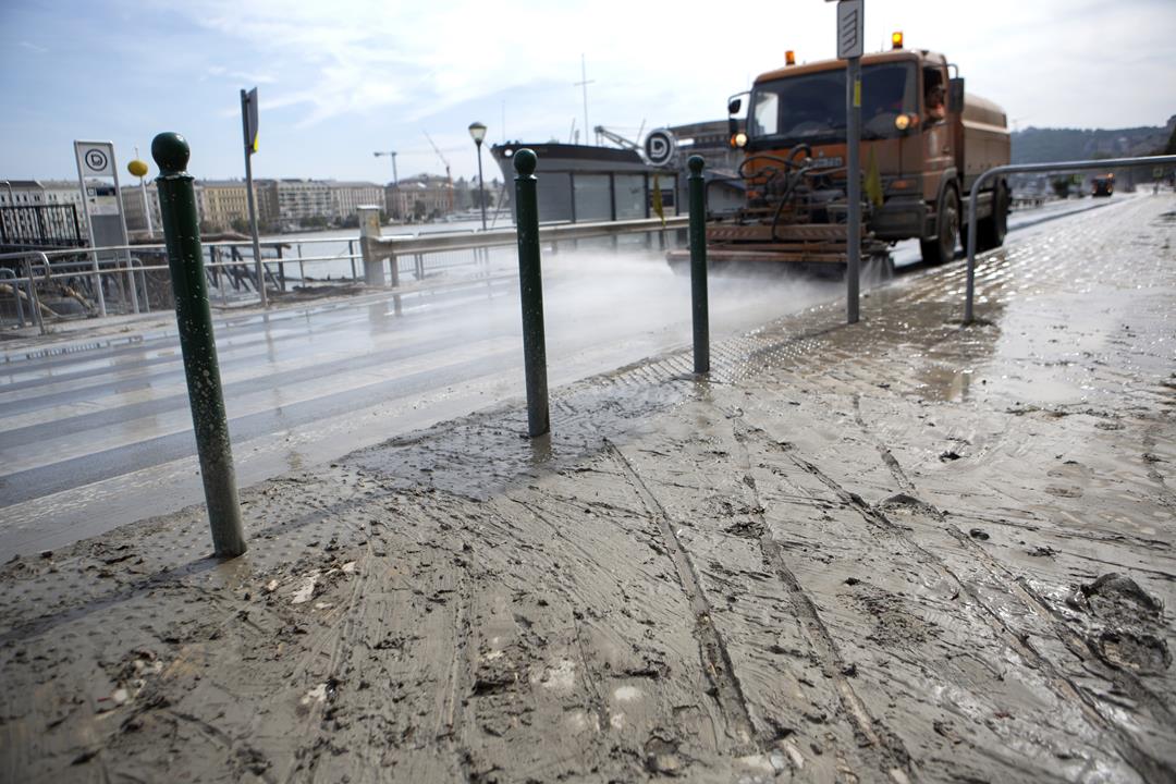 PHOTOS: Danube recedes, cleaning started in Budapest – UPDATED [Video]