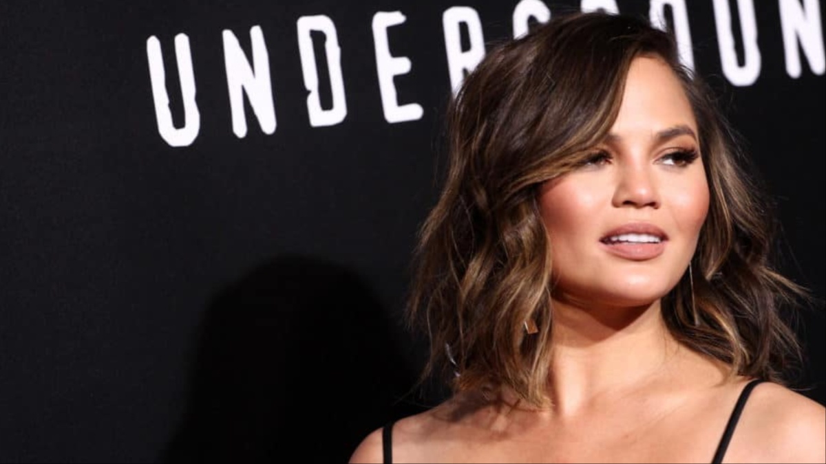 Putting That Much St In Your Cheeks’: Chrissy Teigen Dragged Over New Look as Fans Question Her Plastic Surgery Choices [Video]