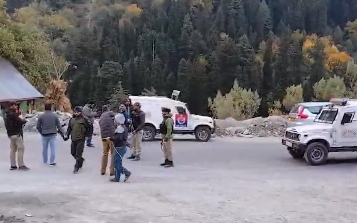 J&K Police refutes rumours of non-local workers being asked to leave Valley [Video]