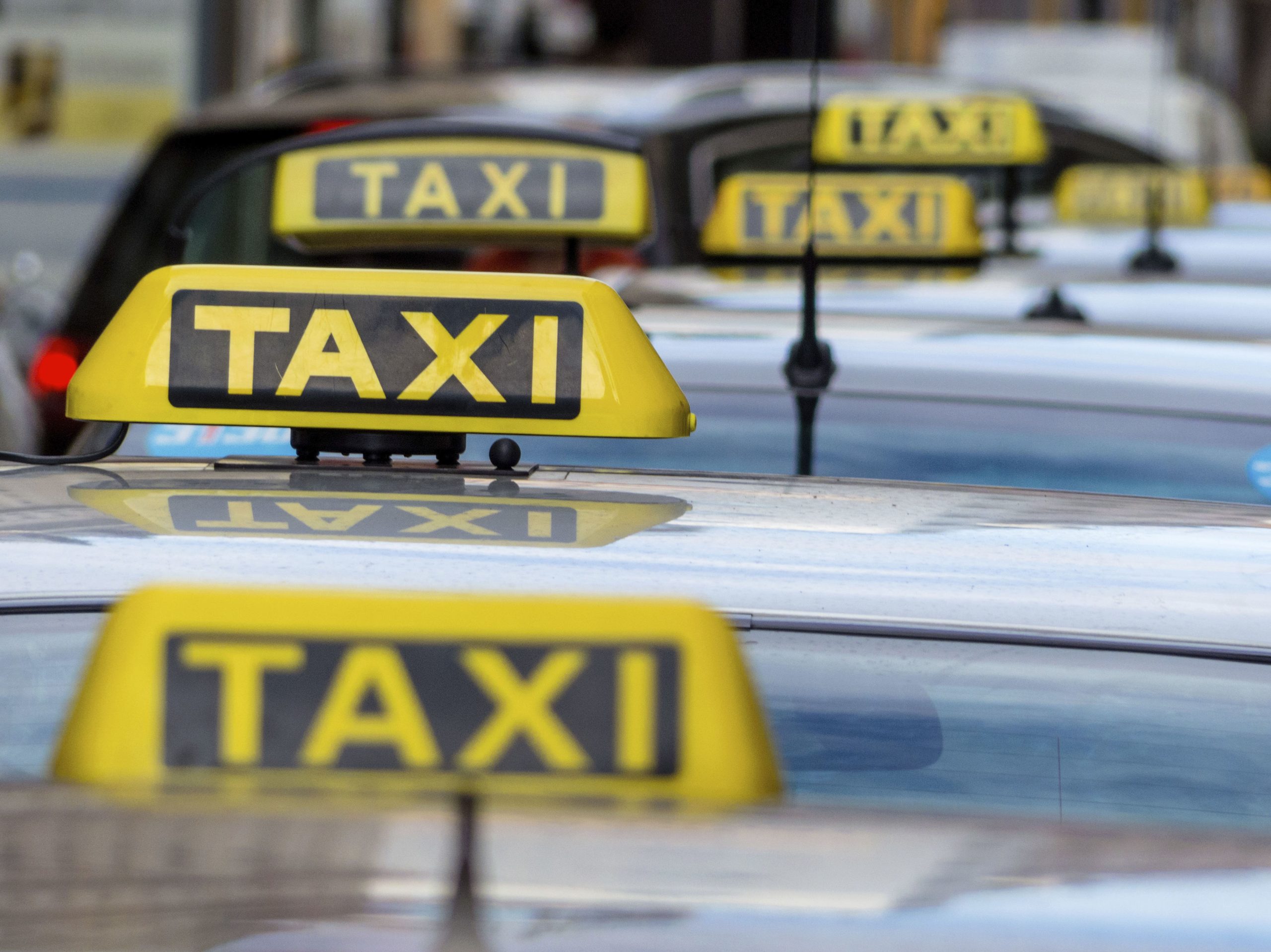 Warning for pirate taxi drivers as police launch crackdown on Spains Costa Blanca [Video]