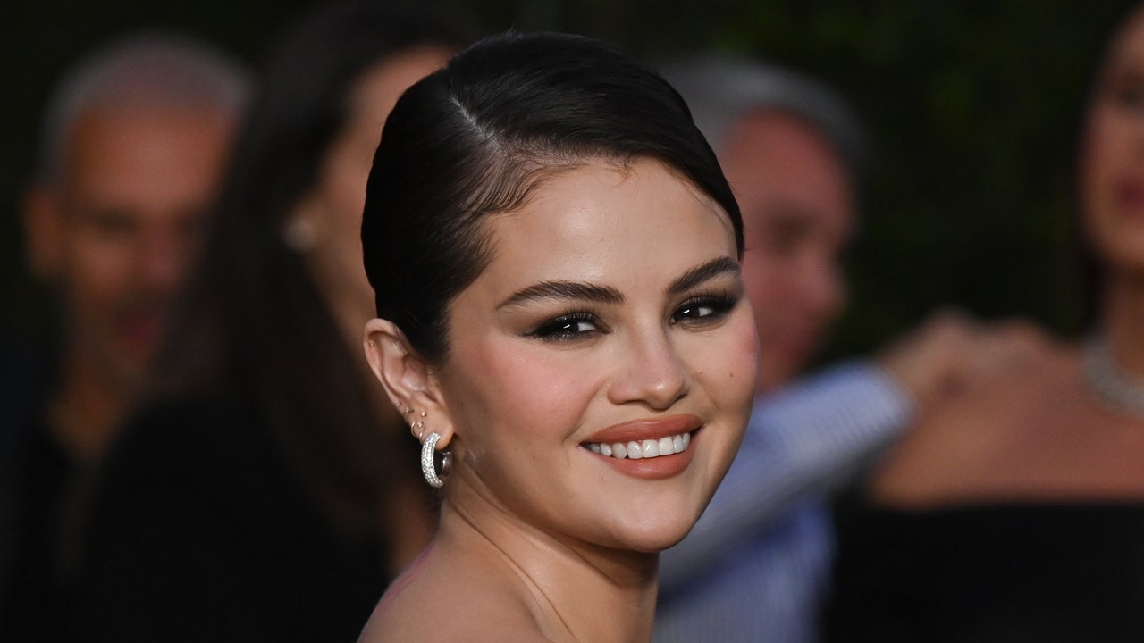 Selena Gomez Has a ZitSee Photo [Video]