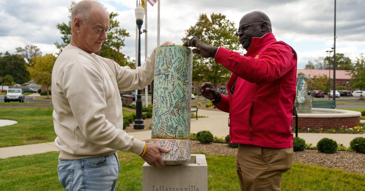 Jeffersonville officials open time capsule from 2014 | Local News [Video]