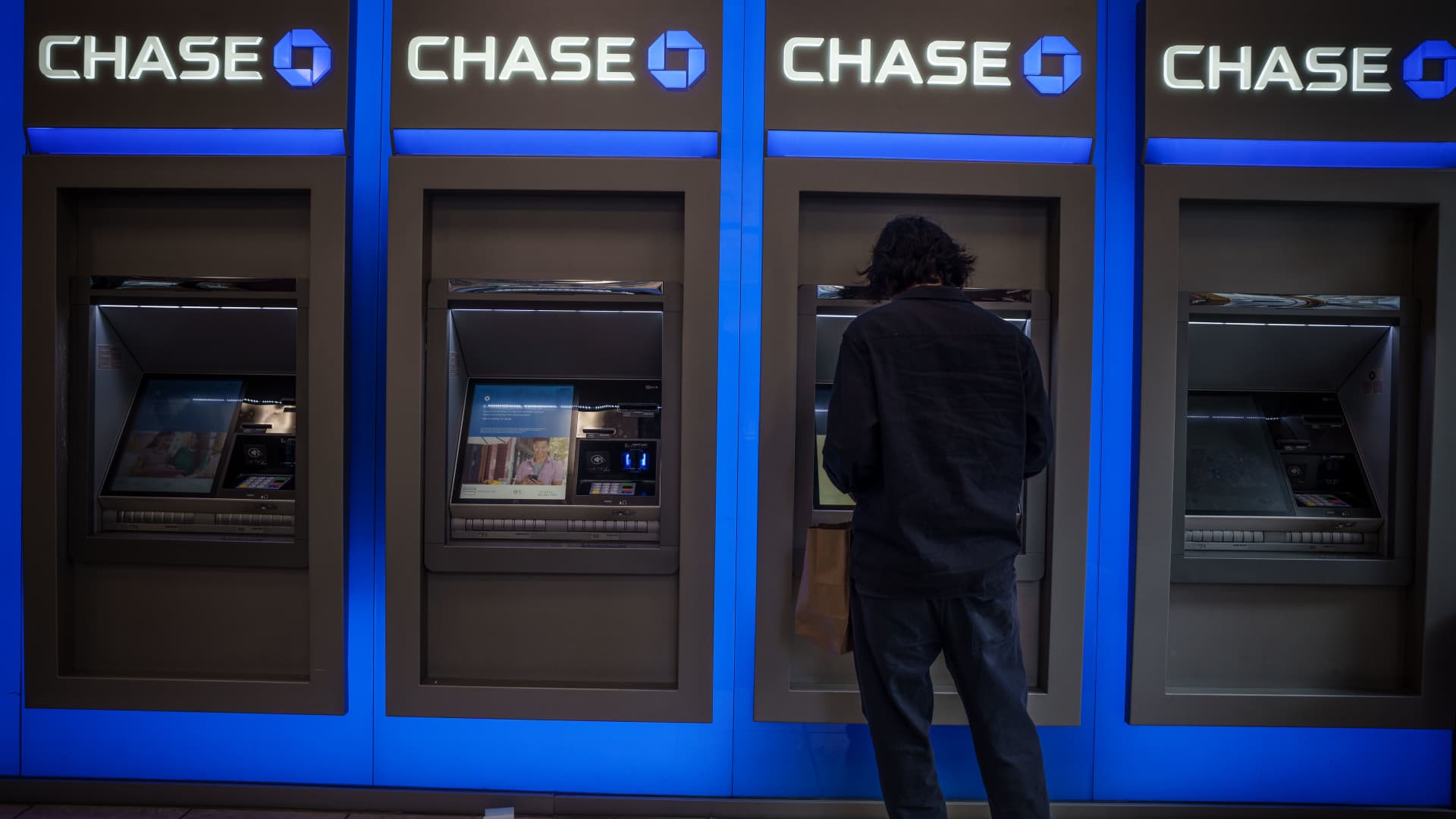 JPMorgan begins suing customers over ‘infinite money glitch’ [Video]