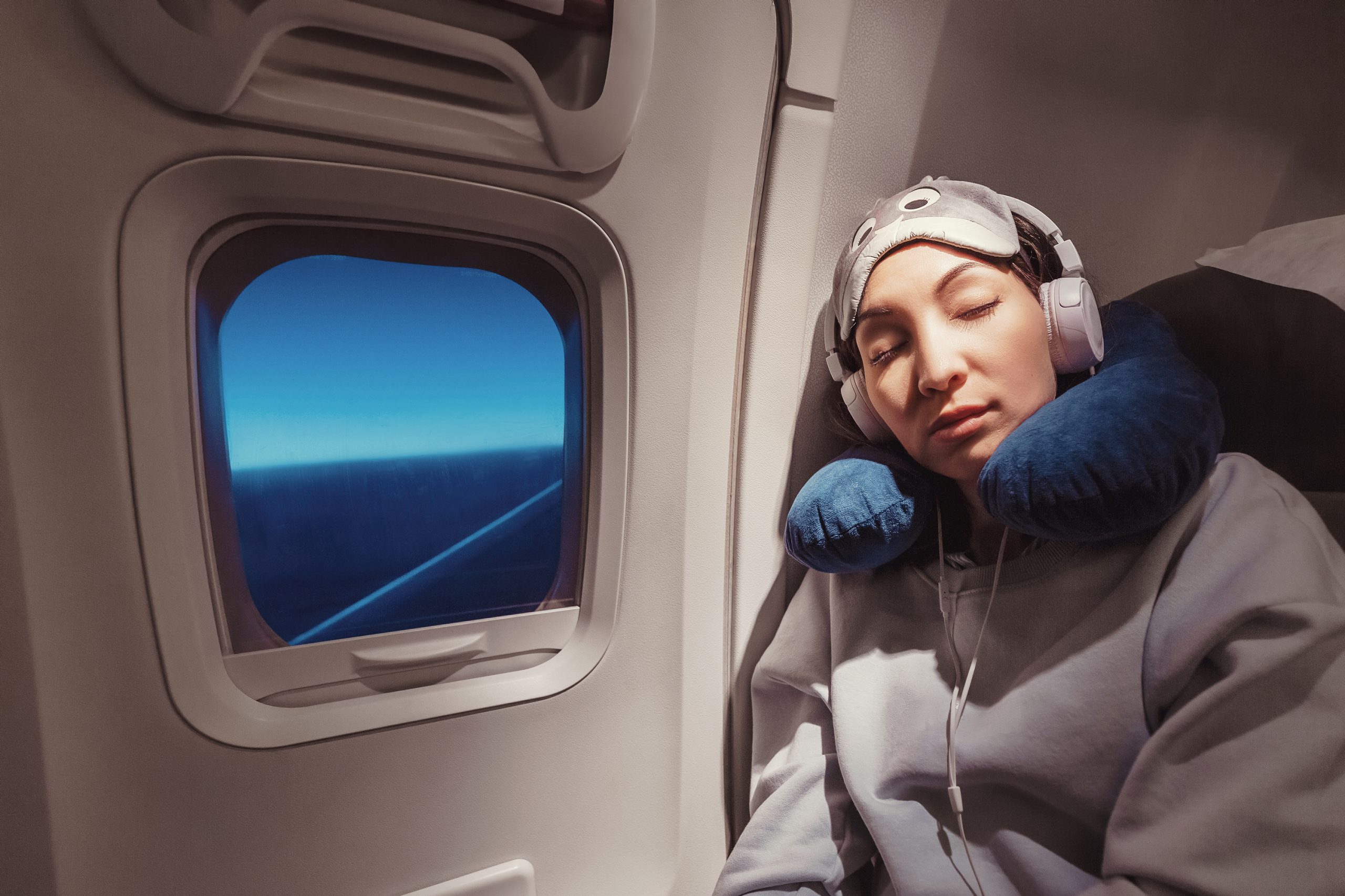 The ‘Comfiest’ Way to Sleep in Economy for 18 Hours Amazes Viewers [Video]