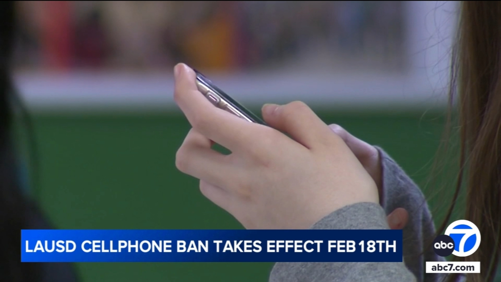 LAUSD cellphone ban start date pushed back to February 2025. Here’s how it’ll work [Video]