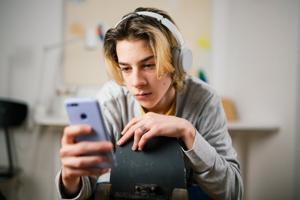 Psychologists Group Issues First Guidance to Parents on Teen Online Video Use