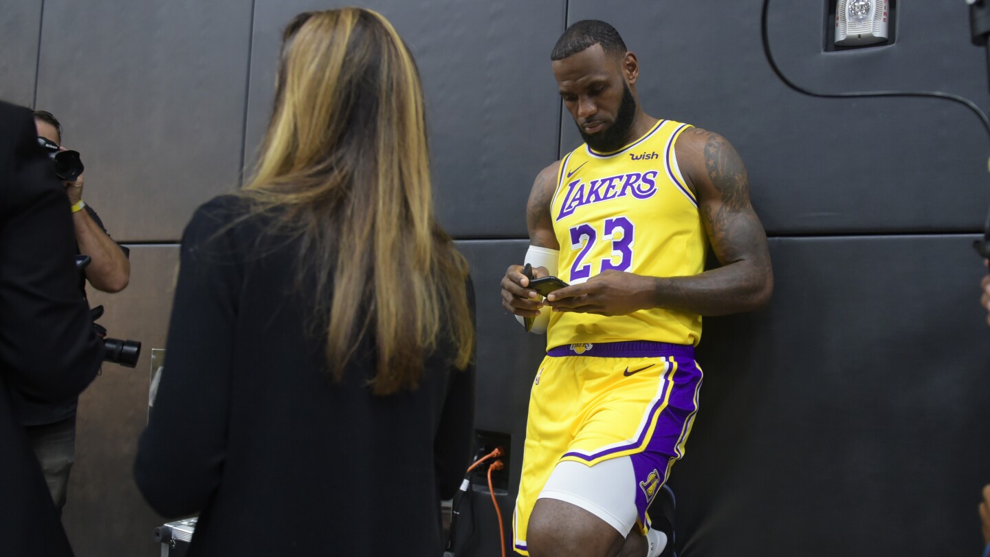 LeBron James announces he’s taking a break from social media [Video]