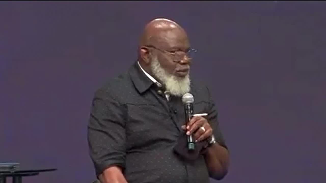 Bishop TD Jakes treated after medical emergency [Video]