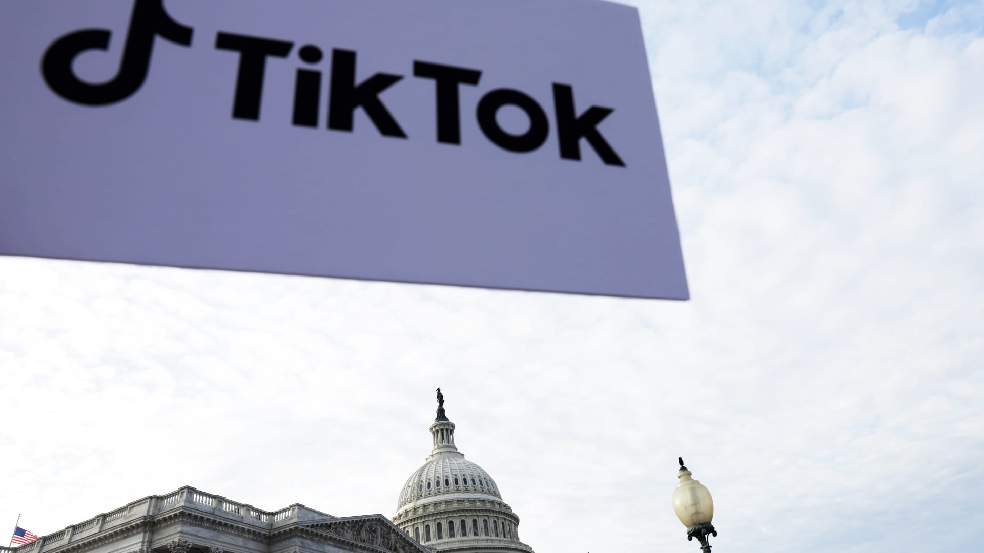 Social media stocks jump on a TikTok ban development. But it might be premature [Video]