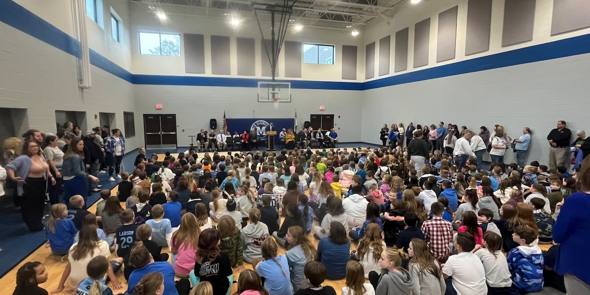 Students tour new elementary school [Video]