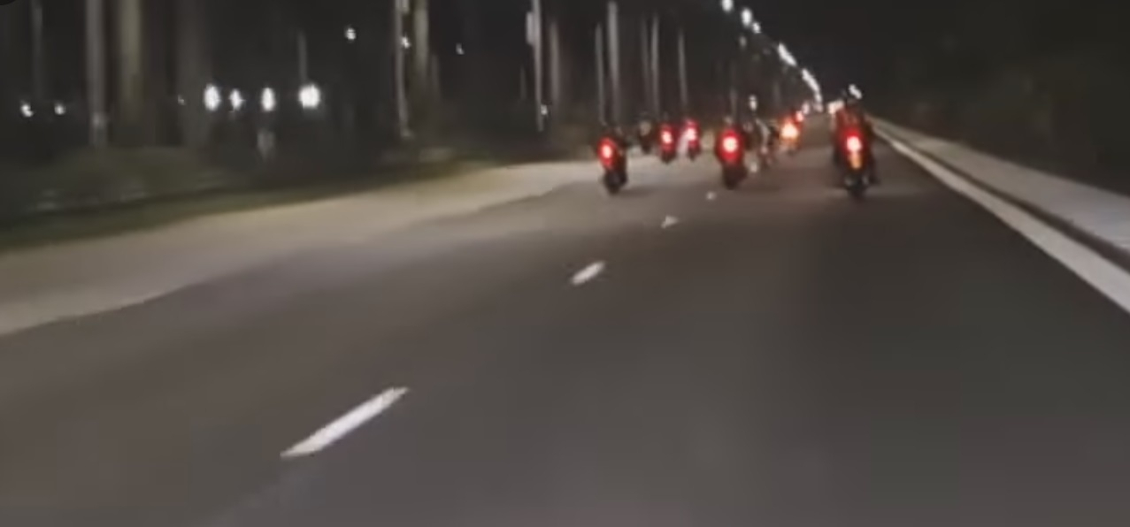 Motorcyclists Group in Singapore Caught Doing ‘Superman’ Stunts Along ECP In Viral Video; Netizens Slam Act Calling it ‘Stupid’