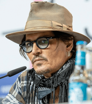 Johnny Depp warns fans about scammers ‘impersonating’ him online [Video]